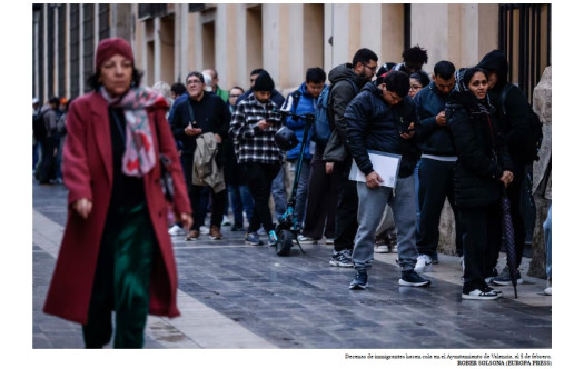 El Gobierno ayudar&aacute; a los inmigrantes a certificar que carecen de antecedentes penales para que la regularizaci&oacute;n sea masiva