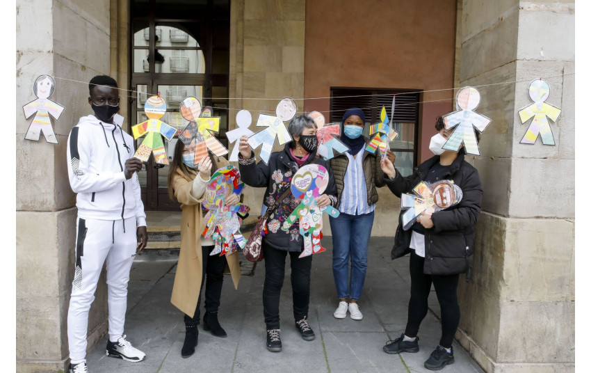 Una cadena humana contra el racismo en Gijón