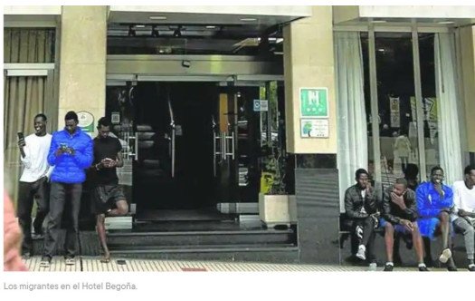 Un hotel de Gijón acoge hasta Navidad a unos 25 refugiados de Senegal